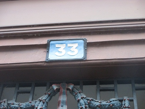 Basel Spalenberg 33, die
                            Hausnummer 33 - Code 33?