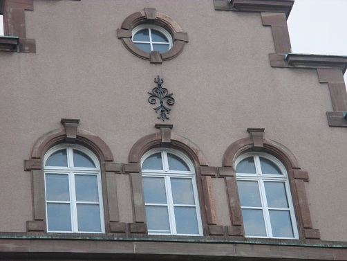 Basel
                        Petersgraben 52, der Dachgiebel mit
                        Sonnenfenster und Lilie, Zoom
