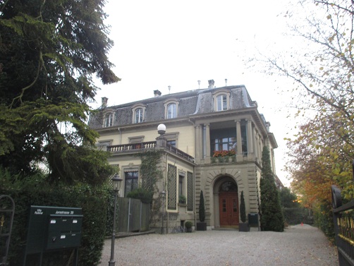 Langenthal Jurastrasse,
                        die Villa Rufener mit Freimaurer-Machtsymbolen
                        auf dem Dach: Kelche und Knospen
