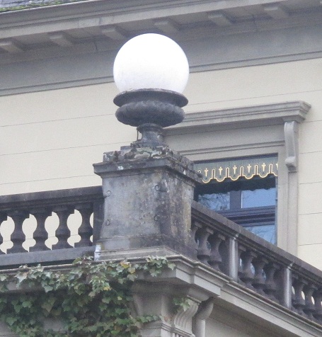 Langenthal
                        Jurastrasse Villa Rufener, Kelch mit Kugel als
                        Lampe auf dem Balkongelnder, Zoom