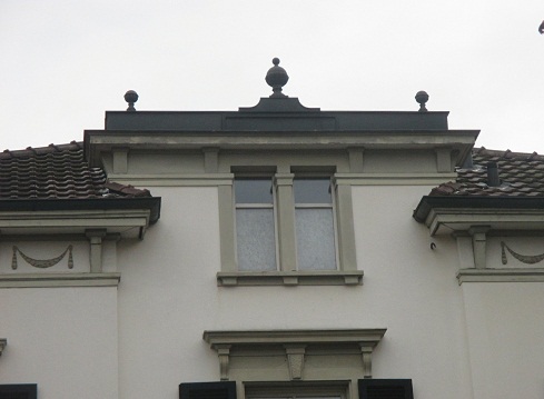 Langenthal
                        Jurastrasse Villa 2: Kelche und Knospe auf dem
                        Dach