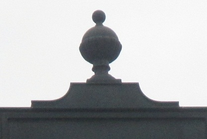 Langenthal Jurastrasse Villa 2: Der grosse
                        Kelch mit Knospe UND Kugel auf dem Dach