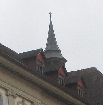 Langenthal
                            Stadttheater, Turm mit Obelisk und Kugel als
                            Symbol der Weltbeherrschung
