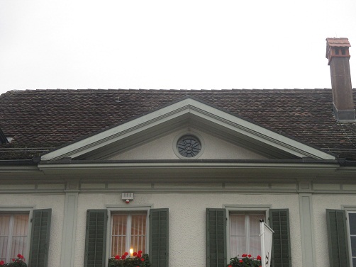 Langenthal Museum mit Pyramidengiebel mit
                        Sonnenhieroglyphen-Fenster, Zoom