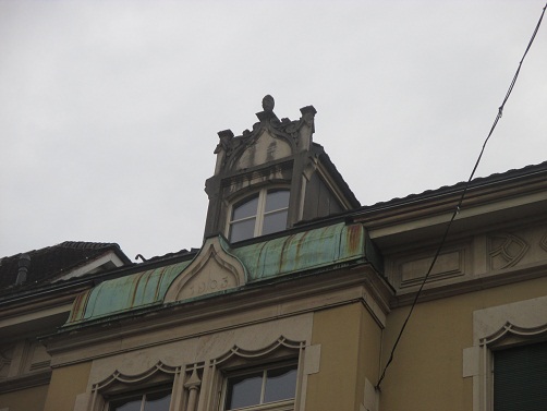 Langenthal
                        Altstadthaus in Geld, Knospe auf dem Dach Zoom
                        01