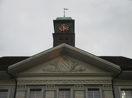 Langenthal Marktgasse 13
                        Kaufhaus, der Pyramidengiebel mit
                        Sonnenhieroglyphe als Wappen, Zoom