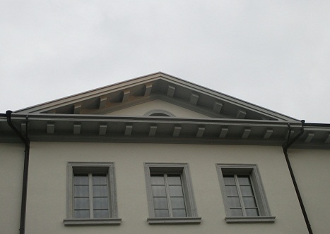Langenthal Marktgasse
                        Altstadthaus mit Pyramidendreieck mit
                        Sonnenhieroglyphe als Fenster Zoom
