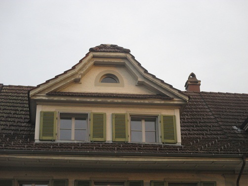 Langenthal Mittelstrasse: Haus mit
                        Pyramidendreiecken und ein halbes Sonnenfenster,
                        Zoom