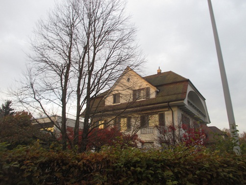 Langenthal Mittelstrasse, Haus mit
                        Pyramidendreieck und Sonnenhieroglyphe als
                        Fenster