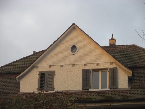 Langenthal Mittelstrasse,
                        Haus mit Pyramidendreieck und Sonnenhieroglyphe
                        als Fenster, Zoom