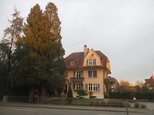 Mittelstrasse, Haus mit Pyramidendreieck
                        und Sonnenhieroglyphe als Fenster