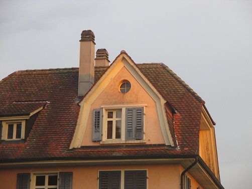 Mittelstrasse, Haus mit Pyramidendreieck
                        und Sonnenhieroglyphe als Fenster, Zoom