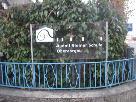 Langenthal
                        Ringstrasse 30, die Terror-Steiner-Schule mit
                        dem Schild: Natrlich steht hier nicht, dass die
                        Kinder der ewige Psychoterror erwartet