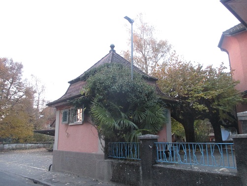Langenthal, die Terror-Steiner-Schule mit
                        Kelch mit Knospe auf dem Dach eines Anbaus