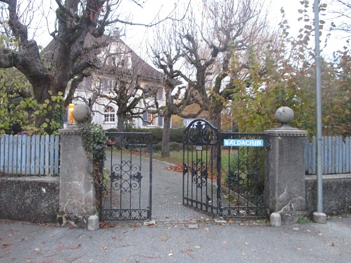 Der Eingang zur Freimaurervilla
                            Jgerweg 6 in Langenthal: 2 Kugeln (Symbol
                            fr die Weltherrschaft) , Frontalansicht