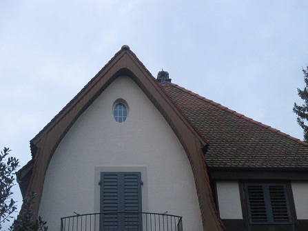 Langenthal Jgerweg, Haus
                        mit Pyramidendreieck mit Sonnenhieroglyphe als
                        Fenster, Zoom