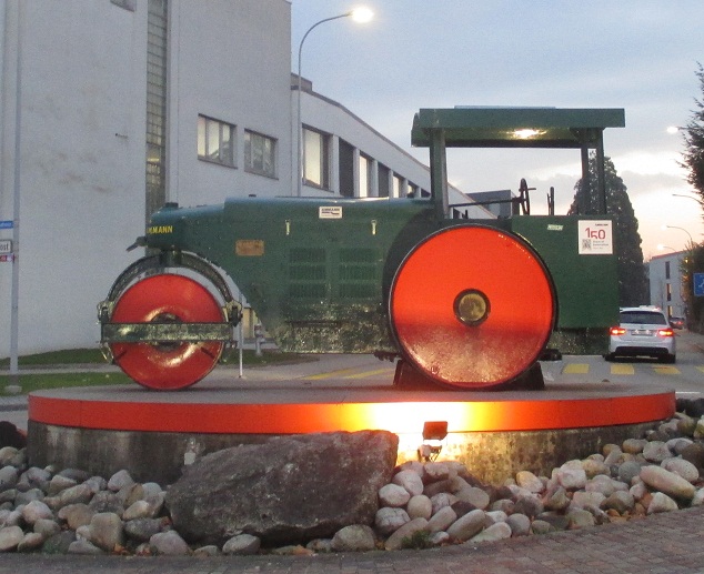 Langenthal Kreisel bei der Firma Ammann mit
                        einer alten Dampfwalze Zoom 2