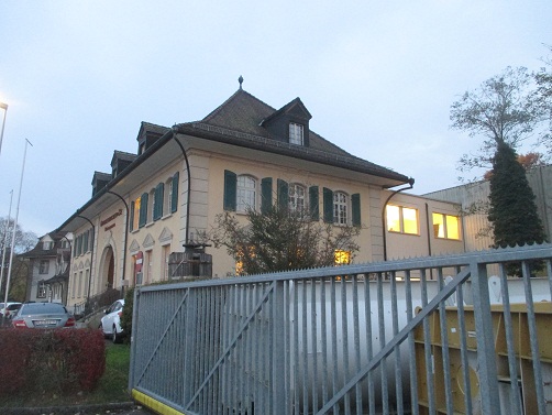 Langenthal,
                        die Weinhandlung Grossenbacher gegenber dem
                        Bahnhof Langenthal, Kelch und Knospe auf dem
                        Dach