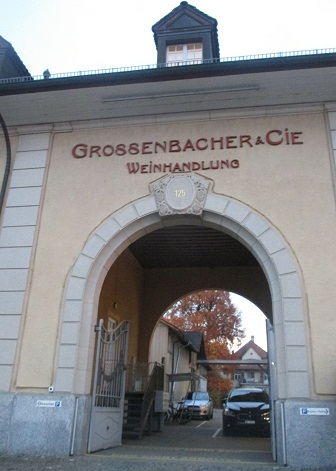 Langenthal, die Weinhandlung
                        Grossenbacher, das Eingangstor fr die
                        Anlieferung mit einer Sonnenhieroglyphe im
                        Zentrum