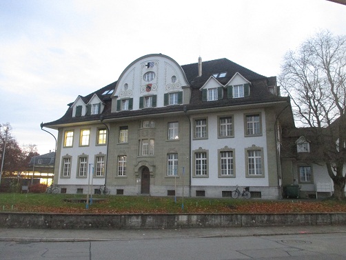 Langenthal, Haus beim Bahnhof mit
                        Bogengiebel mit 3 Sonnenhieroglyphen als ovale
                        Fenster