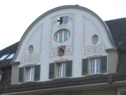 Langenthal, Haus beim
                        Bahnhof mit Bogengiebel mit 3 Sonnenhieroglyphen
                        als ovale Fenster, Zoom