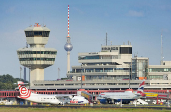 Flughafen
                Berlin-Tegel, Hauptgebude mit Kontrollturm