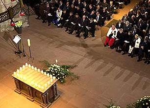Scheinheilige Trauerfeier im
                                  Mnster Basel mit 24 Kerzen - die
                                  Hauptschuldigen fr diesen Massenmord
                                  sitzen in den ersten Reihen...