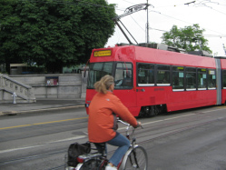 Kirchenfeldbrcke, rotes Tram Nr. 9 mit
                          Velo