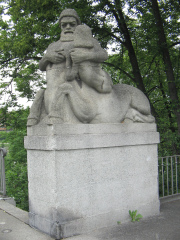 Zentaure mit Mdchen, Statue am Eingang zur
              Kirchenfeldbrcke, Nahaufnahme von links