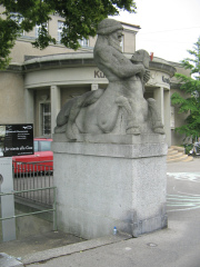 Zentaure mit Mdchen, Statue am Eingang zur
                        Kirchenfeldbrcke, Nahaufnahme von rechts