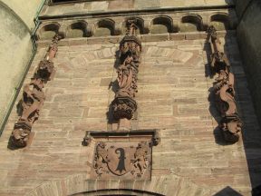 Spalentor, Aussenmauer mit Figuren, Lwen und
                      Wappen mit Baslerstab