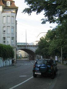Die Birsigstrasse fhrt unter der
                      Viaduktstrasse hindurch
                      ("Birsigviadukt")