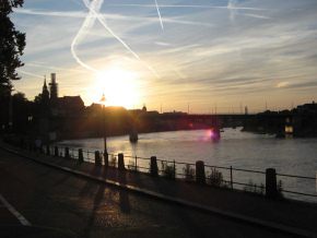 Basel, Sankt-Alban-Rheinweg,
                        Sonnenuntergang mit Sicht auf die
                        Wettsteinbrcke und das Mnster (01)