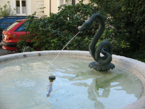Basel: Die Schlangenfigur auf dem Brunnen des
                      Gesundheitsdepartements
