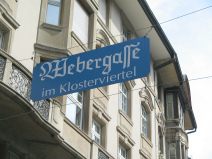 St. Gallen: Webergasse, Strassentransparent
                        mit der Aufschrift "Webergasse im
                        Klosterviertel"
