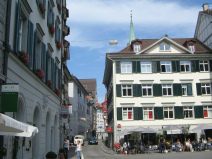 St. Gallen: Schmiedgasse, im Hintergrund
                        der Kirchturm der St. Laurenzenkirche