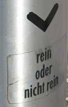 Winterthur: Busstation Hauptbahnhof,
                        Abfallkbel mit Wortspiel "rein oder nicht
                        rein", Nahaufnahme