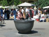 Zrich Brkliplatz, und wieder so ein
                        kleiner, praktischer Brunnen (sagen wir einfach:
                        "Brkliplatzbrunnen")