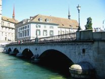 Zurich, Whre (Water channels), sight of
                        Mnsterbrcke (Cathedral Bridge) with
                        Wasserkirche (Water Church)