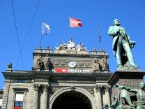 Zurich Main Station, group of figures over
                        the entry