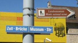 Strassenschilder Zollbrcke und
                        Museumstrasse sowie Wegweiser zum Landesmuseum
                        auch mit der franzsischen Angabe (Muse
                        national suisse)