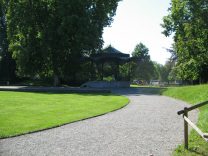 Zurich, Platzspitz-Park (Pointed Square
                        Park), path