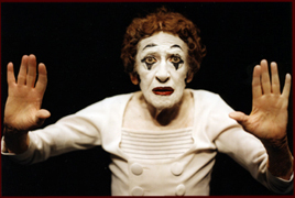 Pantomime von Marcel Marceau,
                          erschrockene Geste