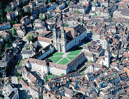 St. Gallen,
              Luftaufnahme mit Kloster und Klosterbibliothek [1]. St.
              Gallen hat eines der grssten Klster der Schweiz, aber es
              fehlt eine vollstndige Universitt