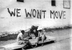 Widerstand in
              Sophiatown 1955: Graffiti "Wir werden nicht
              weggehen"