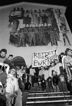 Demonstration "Save Switzerland -
                          Say no to EEA" ("Rettet die Schweiz
                          EWR Nein!") in Schwyz 1992
