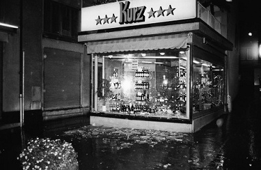 After 137 detentions during the
                          housing demonstration from August 30, 1980 the
                          rage is without control and shop window are
                          destroyed, here of a liqueur shop, photo by
                          Olivia Heussler