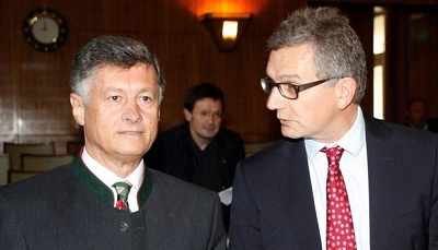 Mr. Kurzmann (from Freedom
                  Party of Austria, FP) and Nazi complete idiot
                  Alexander Segert (SVP) in Graz at the trial in 2011