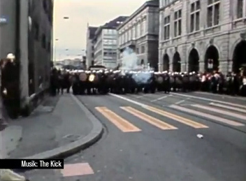 Schlgerpolizei
                          (Nazis in Blau) vor dem Rathaus Zrich rcken
                          in Massenformatino vor und schiessen mit
                          Trnengas und Gummigeschossen und beginnen den
                          Krawall