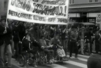 Demonstration
                          "Ohne Polizei kein Krawall"
                          21.6.1980, 3 Leute im Rollstuhl mit
                          Transparent